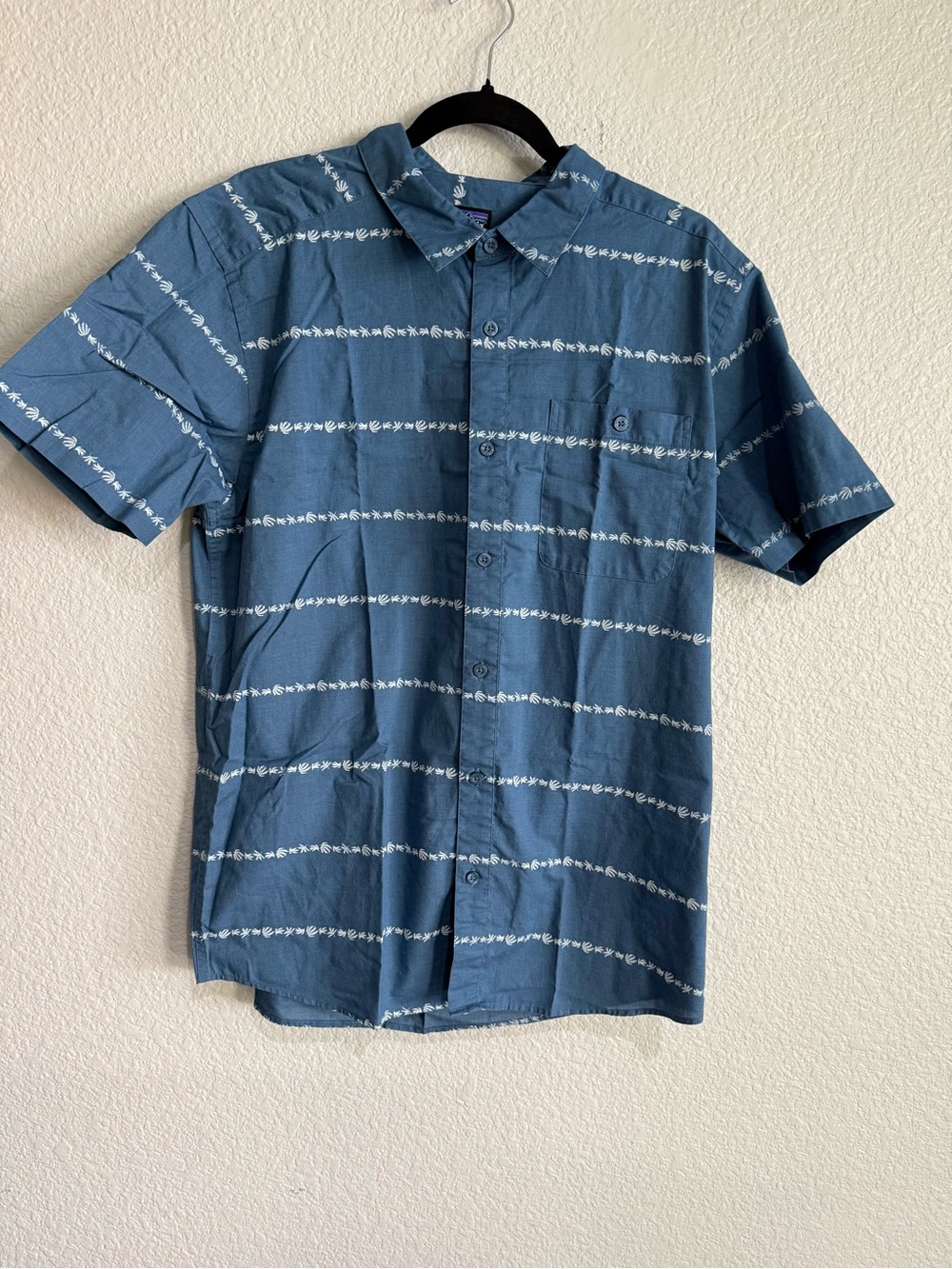 Patagonia large Men's Blue Short-Sleeve Button-Up Shirt tropical print stripes